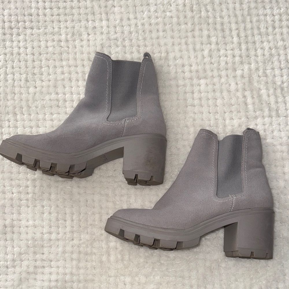 ✨ EUC Splendid Gray Suede Chelsea Ankle Boots – Women’s Size 7 ✨ - Picture 4 of 10